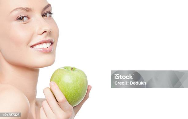 Frau Schönheit Porträt Mit Äpfeln Stockfoto und mehr Bilder von 2015 - 2015, Abnehmen, Apfel
