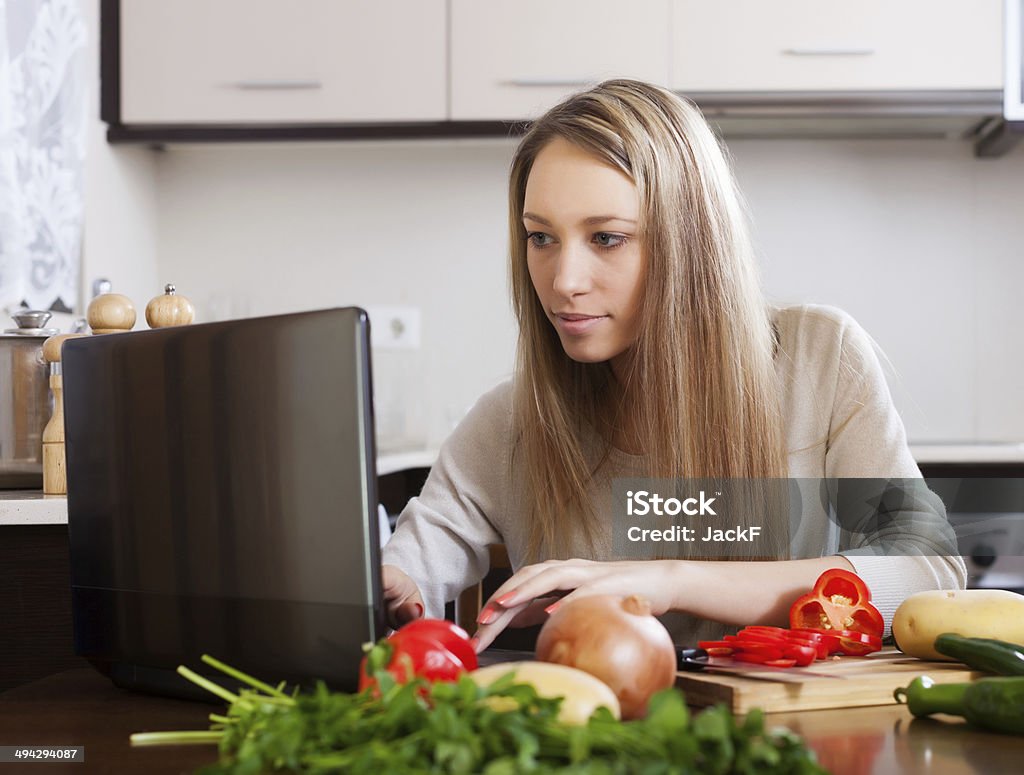 Frau mit Laptop in der Küche - Lizenzfrei Abnehmen Stock-Foto