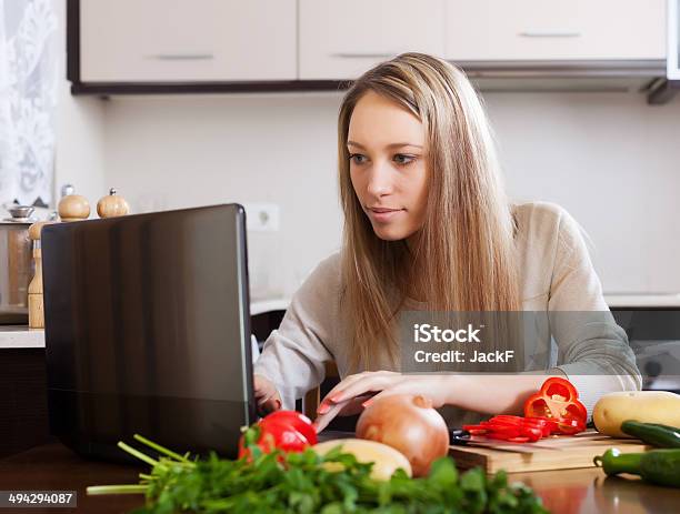 Frau Mit Laptop In Der Küche Stockfoto und mehr Bilder von Abnehmen - Abnehmen, Aktivitäten und Sport, Ausrüstung und Geräte
