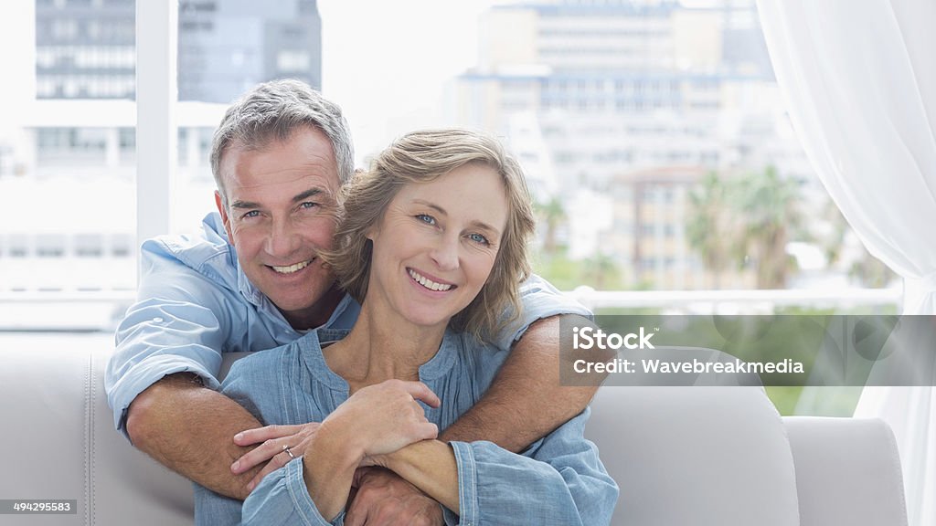 Content-Mann seine Frau auf der couch - Lizenzfrei Paar - Partnerschaft Stock-Foto