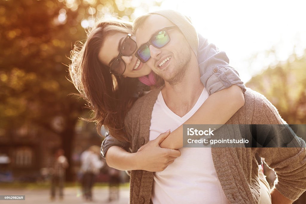 Jeune couple s'amuser dans la ville ensoleillée de - Photo de Lunettes de soleil libre de droits