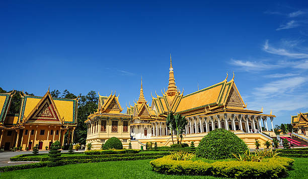 el palacio real de phnom penh, camboya - cambodia khmer architecture outdoors fotografías e imágenes de stock