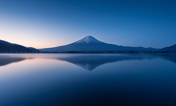 mont fuji à l'aube avec le lac paisible méditer - lake kawaguchi photos et images de collection