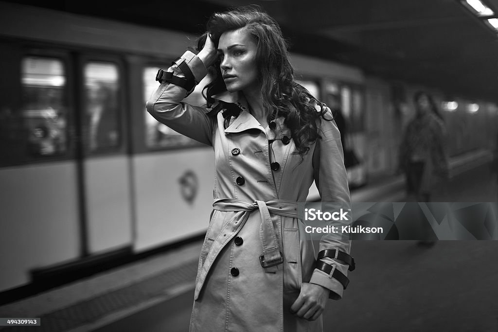 Donna in cappotto in attesa di qualcun altro - Foto stock royalty-free di Bianco e nero