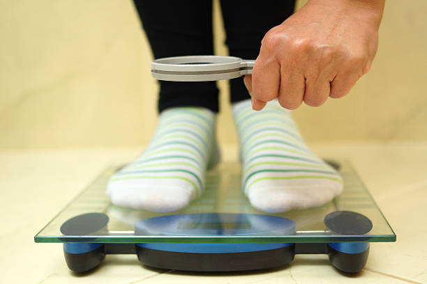 女性の足に体重計希望の体重を拡大 - 低下させる ストックフォトと画像