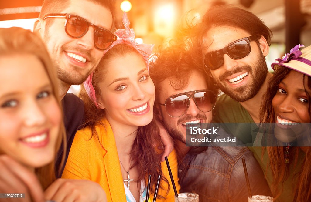 Freunde haben Spaß an der bar. - Lizenzfrei Freundschaft Stock-Foto