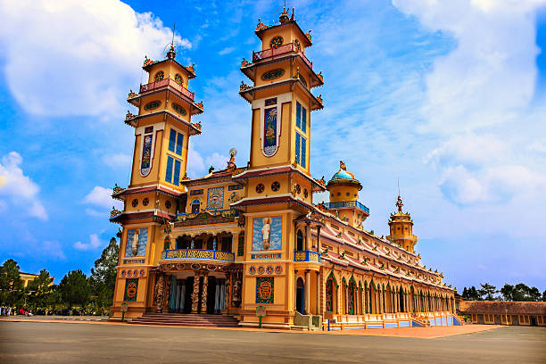 cao dai-tempel in tay ninh, vietnam - caodaism stock-fotos und bilder