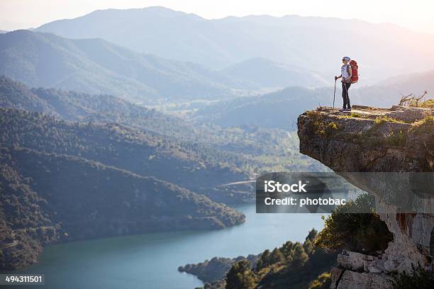 Photo libre de droit de Randonnée Femme Debout Sur Une Falaise banque d'images et plus d'images libres de droit de Montagne - Montagne, Randonnée pédestre, Falaise