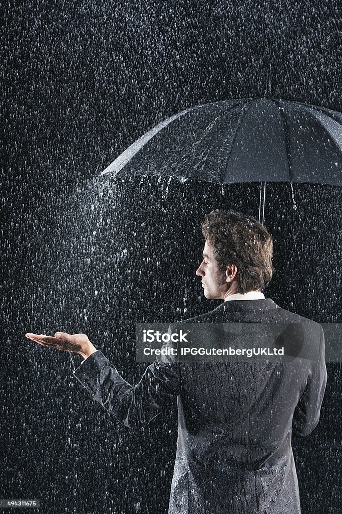 후면 보기 아래에서 우산 사업가 - 로열티 프리 건조한 스톡 사진