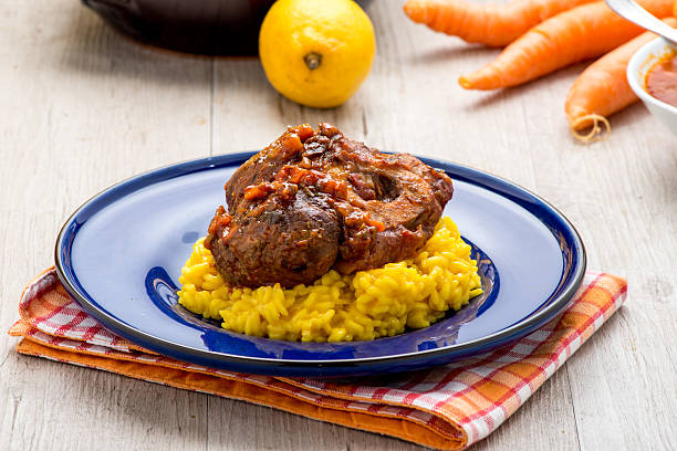 итальянский желтый ризотто с раг�у - osso buco veal shank cooked стоковые фото и изображения