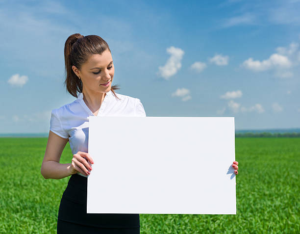 menina com outdoor em campo verde em branco - attractive female looking at camera outdoors rural scene imagens e fotografias de stock