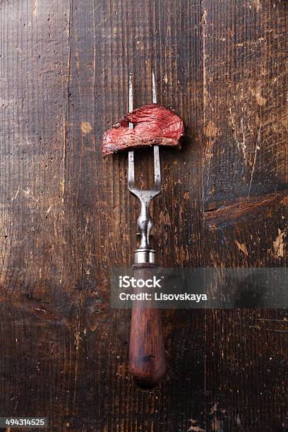 Stück Rindfleisch Steak Auf Fleisch Fork Stockfoto und mehr Bilder von Bildhintergrund - Bildhintergrund, Blutig, Bratengericht