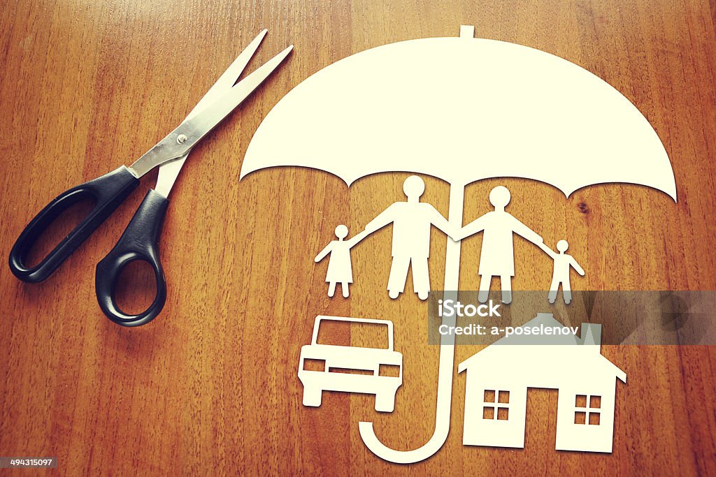 Papier-Regenschirm Zuflucht Papier Familie und für Ihr Heim - Lizenzfrei Auto Stock-Foto