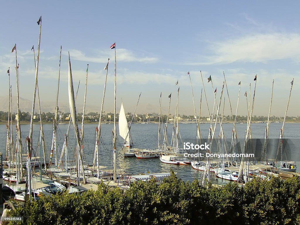 Barcos à vela no margem de Luxor, Egito - Foto de stock de Barco Felucca royalty-free