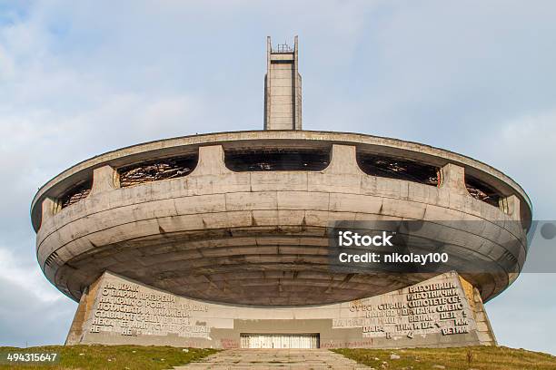 Foto de Monumento Buzludzha e mais fotos de stock de Arquitetura - Arquitetura, Arruinado, Azul