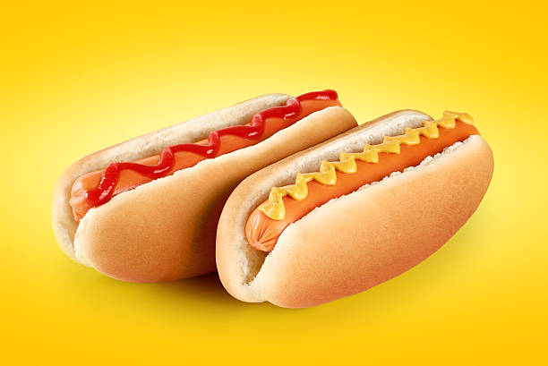 핫 멍멍이, 머스터드와 케첩, 신선하게 요리한 패티의 마술을 머스타드 노란색 배경에. - hot dog snack food ketchup 뉴스 사진 이미지