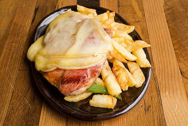 Filé de carne suína com queijo derretido e batata frita - foto de acervo