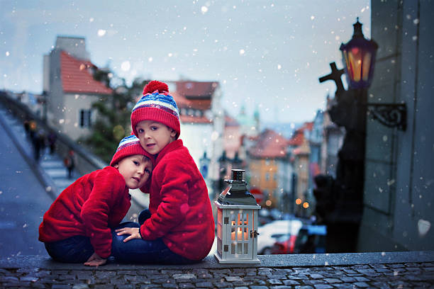 dwoje dzieci, stojących na schody, trzymający lampion - winter snow landscape house zdjęcia i obrazy z banku zdjęć