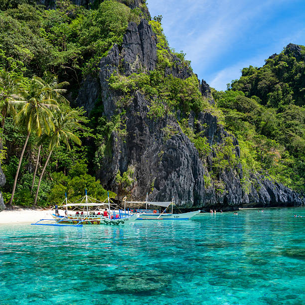 小さなビーチでエルニード、パラワンフィリピン - palawan ストックフォトと画像