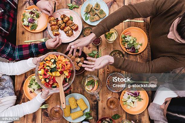 Amigos Teniendo La Cena Foto de stock y más banco de imágenes de Alimento - Alimento, Compartir, Mesa de comedor
