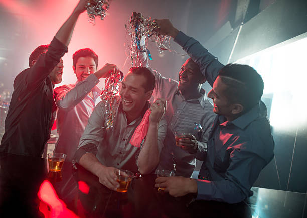 grupo feliz de homens em uma despedida de solteiro - stag night fotos - fotografias e filmes do acervo