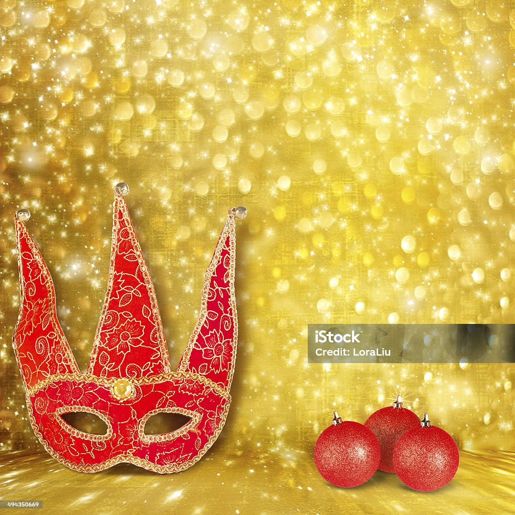 Maschera di carnevale e un palla di Natale rossa - Foto stock royalty-free di Congratularsi