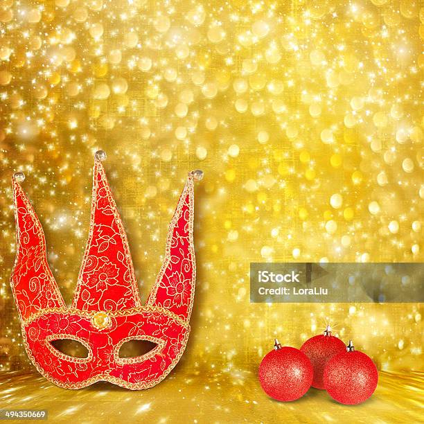 Maschera Di Carnevale E Un Palla Di Natale Rossa - Fotografie stock e altre immagini di Congratularsi - Congratularsi, Costume, Culture
