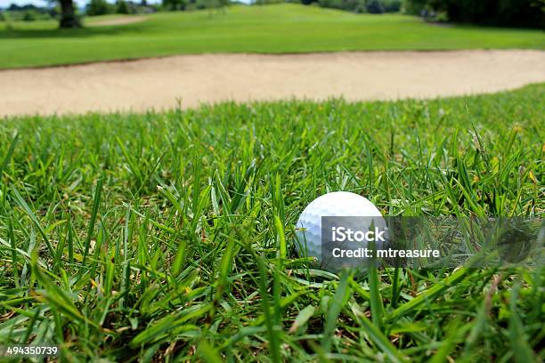 Cerca De La Hierba En Forma De Pelota De Golf En El Campo De Golf Playas De Bunker Foto de stock y más banco de imágenes de Actividades recreativas