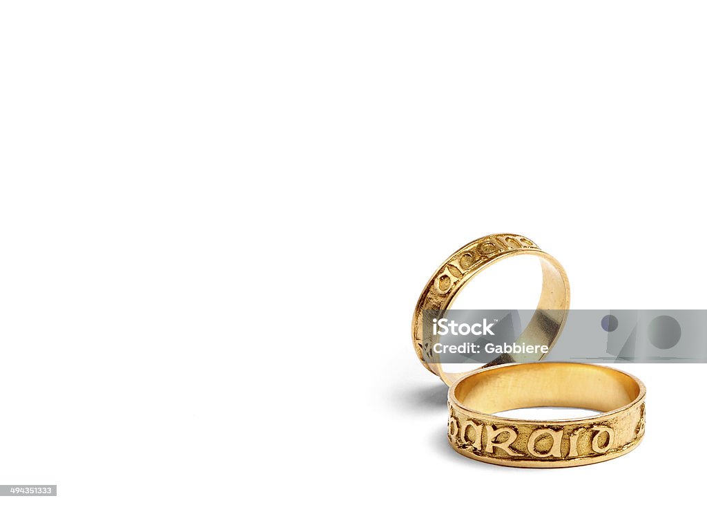 Традиционные Кельтский Обручальные золотые кольца и вовлеченность - Стоковые фото Близость роялти-фри