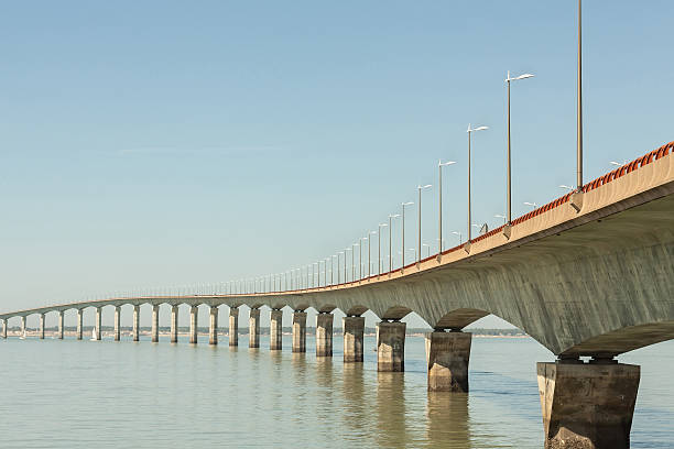 brücke zur île de ré, frankreich - ile de re stock-fotos und bilder