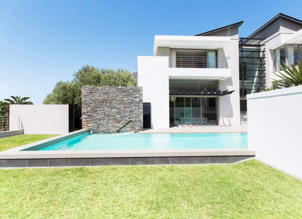 istock Modern house with swimming pool 494358153