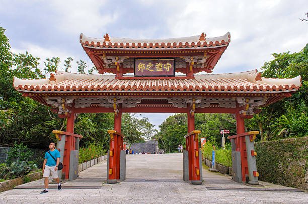 shureimon gate von shuri - shuri castle stock-fotos und bilder