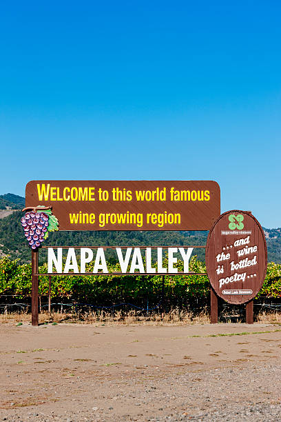 napa valley wine ",señal de vino del valle de napa" - napa valley vineyard sign welcome sign stock-fotos und bilder