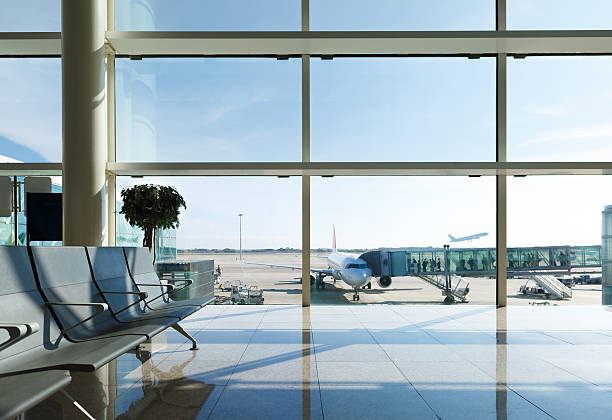 terminal del aeropuerto, las personas que van a avión en el fondo - airport interior fotografías e imágenes de stock