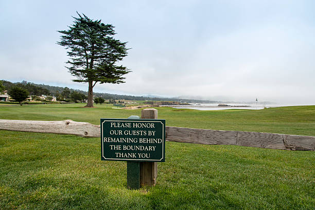 гольф на галечный пляж - pebble beach california golf golf course carmel california стоковые фото и изображения