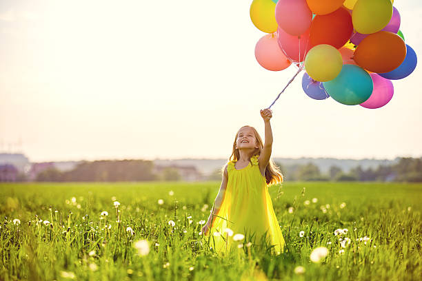 verspielte kind - child balloon happiness cheerful stock-fotos und bilder