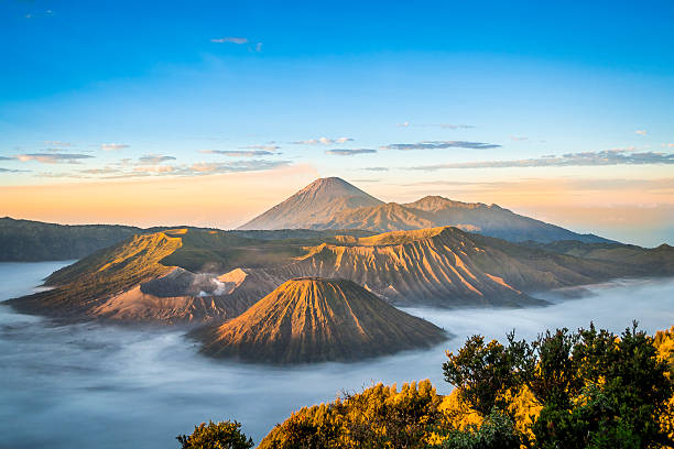 восход солнца в гора бром - volcanic mountains стоковые фото и изображения