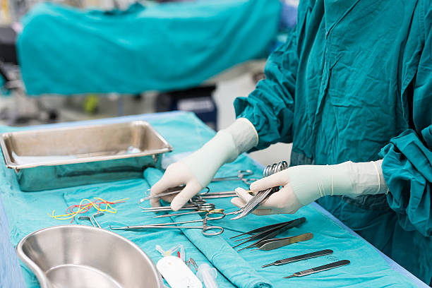 scrub infermiera preparare strumenti medici - apparecchiatura chirurgica foto e immagini stock