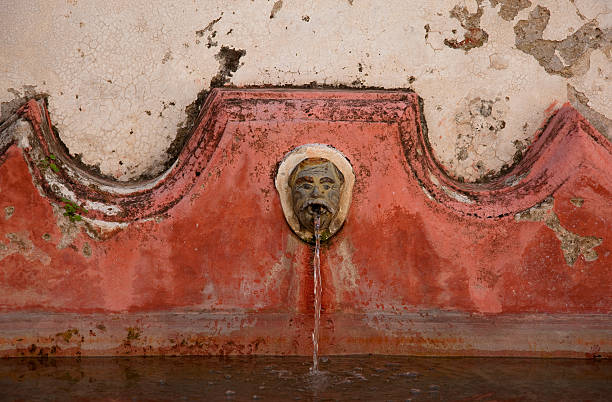 água de fonte velha na antigua guatemala, - well fountain water pipe pipe imagens e fotografias de stock