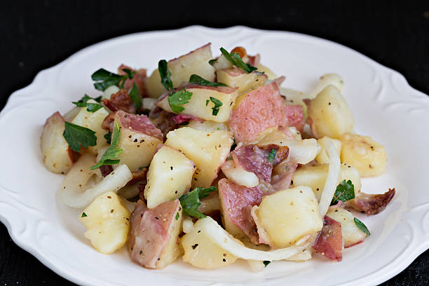 ドイツポテトのサラダ - red potato raw potato chopped vegetable ストックフォトと画像