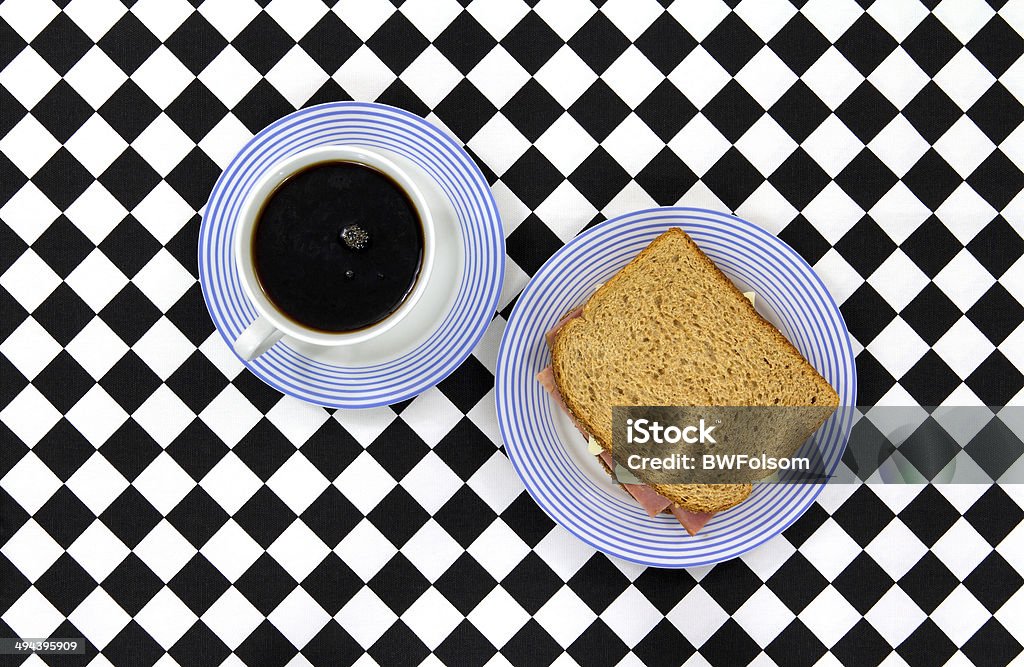 Café e sanduíche no tabuleiro de xadrez Toalha de Mesa - Royalty-free Sanduíche de queijo e fiambre Foto de stock