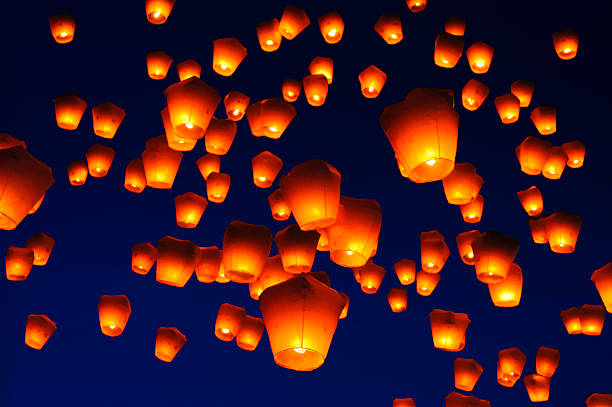 lanterne del cielo contro il cielo blu in tono - chinese lantern foto e immagini stock