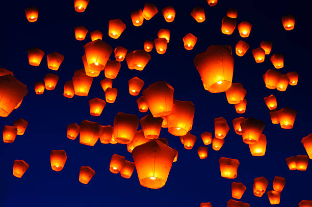 sky lanternas contra o céu com tons de azul - lantern wishing sky night - fotografias e filmes do acervo