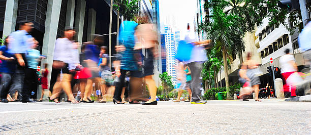 singapur rush hour - crosswalk crowd activity long exposure stock-fotos und bilder
