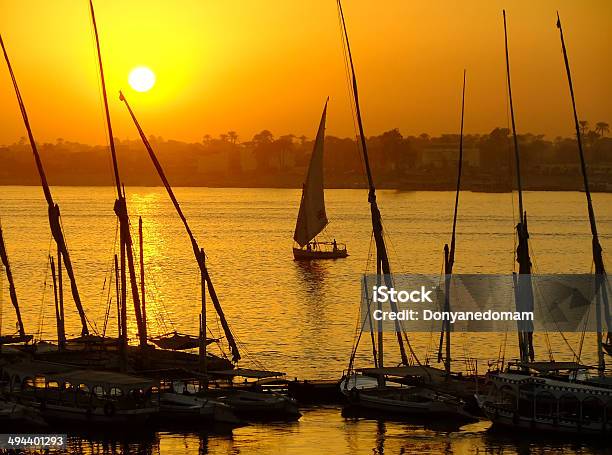 Felucca Лодки В Гавани Luxor — стоковые фотографии и другие картинки Африка - Африка, Без людей, Береговая линия