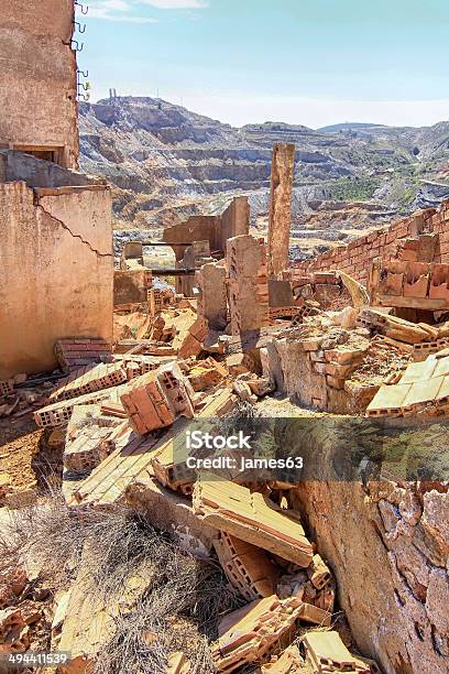 Старый Village Уничтожены В Руины И Отказ От Бомбардировок — стоковые фотографии и другие картинки Бомбардировка