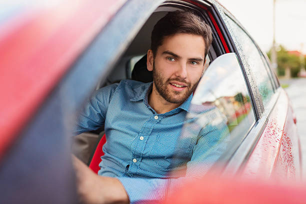 homme au volant d'une voiture - car driving men reversing photos et images de collection