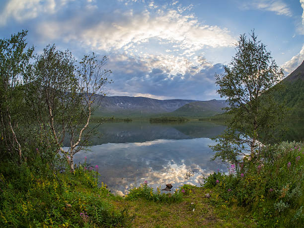 lago en las montañas - khibiny hibiny valley mountain fotografías e imágenes de stock