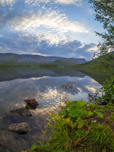 lago en las montañas - khibiny hibiny valley mountain fotografías e imágenes de stock