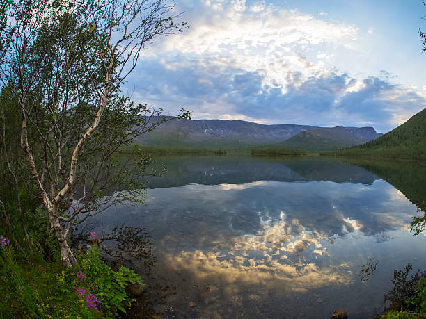 lago en las montañas - khibiny hibiny valley mountain fotografías e imágenes de stock